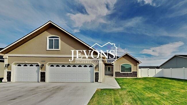 property at 1005 Sawyer Pl