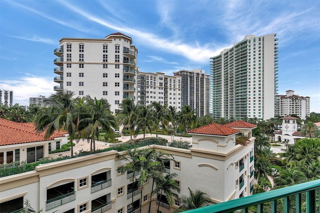19900 E Country Club Dr in Aventura, FL - Building Photo