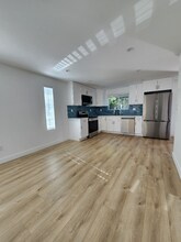 2407 Abbot Kinney Blvd in Los Angeles, CA - Foto de edificio - Building Photo