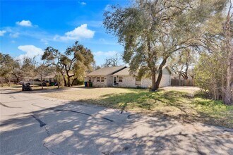 8413 Slant Oak Dr in Austin, TX - Building Photo - Building Photo