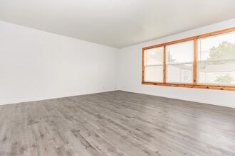 Premier Garden Apartments in Barberton, OH - Building Photo - Building Photo