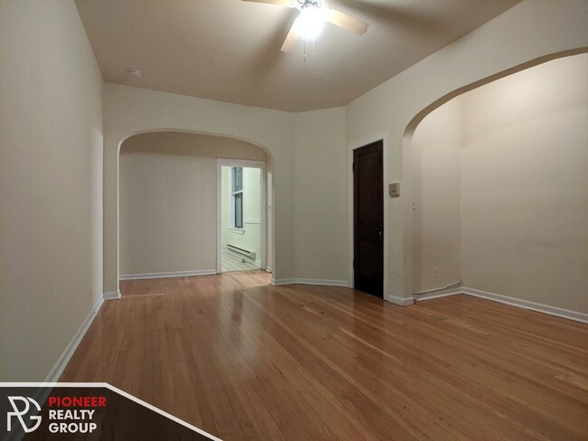 723 W Barry Ave, Unit B2 in Chicago, IL - Foto de edificio - Building Photo