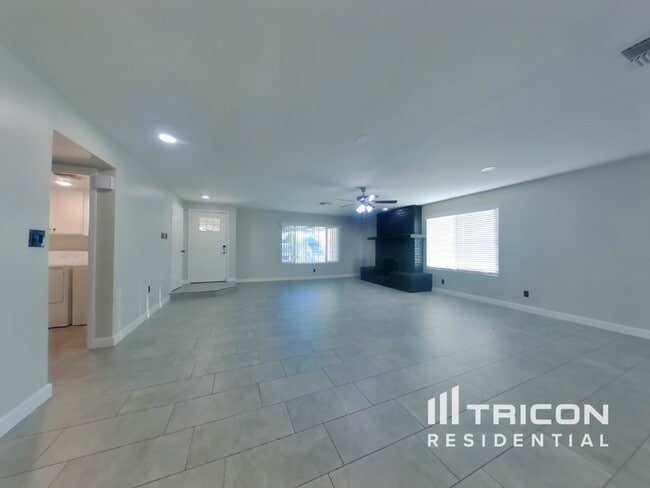 4007 E Apollo Rd in Phoenix, AZ - Building Photo - Building Photo