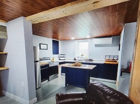 7049 Lake Ave in Williamson, NY - Building Photo