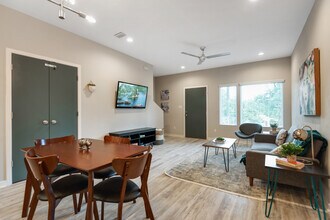 829 N Bronough St in Tallahassee, FL - Foto de edificio - Building Photo