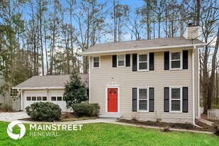 2440 Hillboro Cir S W in Marietta, GA - Building Photo