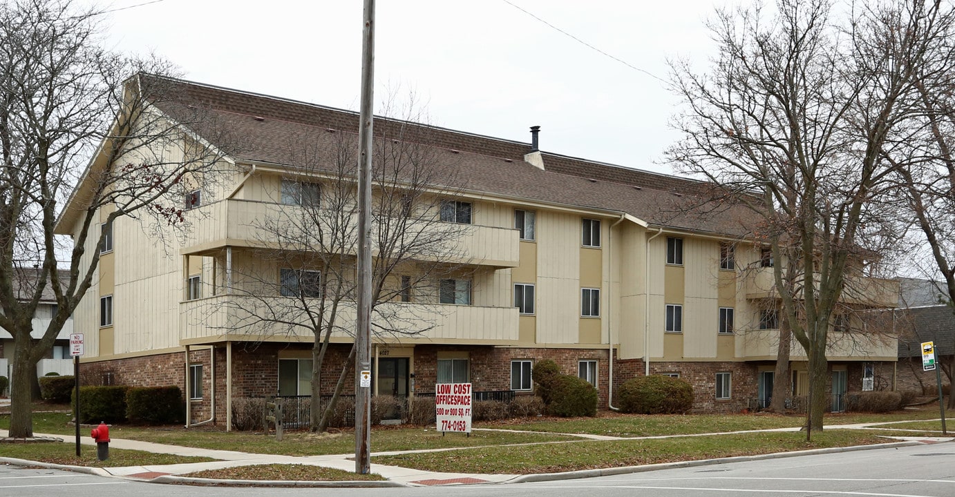 Lakeside Apartments in St. Francis, WI - Foto de edificio