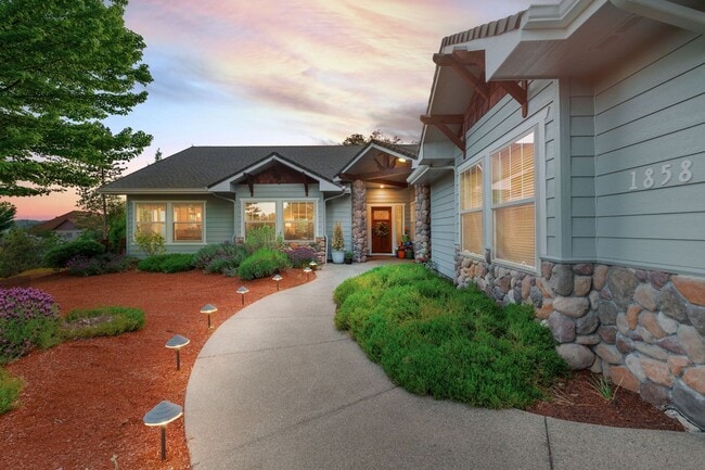 1858 NW Sunview Pl in Grants Pass, OR - Building Photo - Building Photo