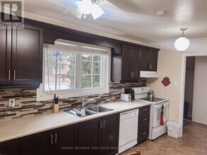 176 Robinson Dr in Newmarket, ON - Building Photo - Building Photo