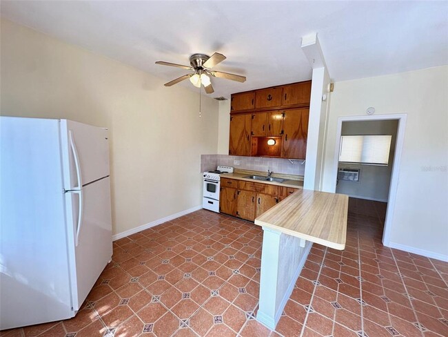 2035 Edgewater Dr in Clearwater, FL - Building Photo - Building Photo