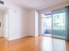 235 San Pedro St, Unit #1548 in Los Angeles, CA - Foto de edificio - Building Photo