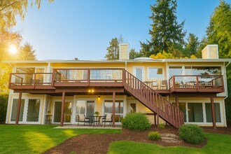 15005 58th Ln NE in Kenmore, WA - Foto de edificio - Building Photo