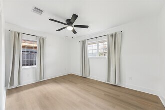 2302 Hewitt Dr in Houston, TX - Building Photo - Building Photo