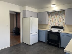 1055 E 15th N St in Mountain Home, ID - Building Photo - Building Photo