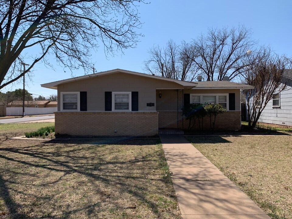 2701 39th St in Lubbock, TX - Building Photo