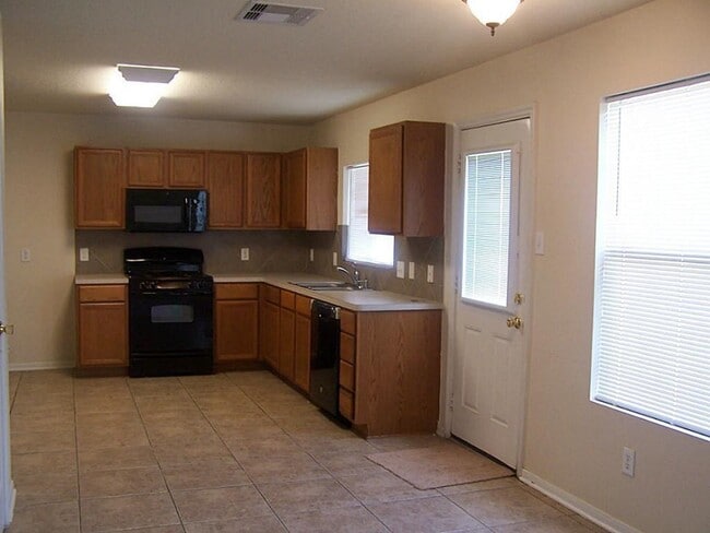 8014 Sumal Cir in Baytown, TX - Building Photo - Building Photo