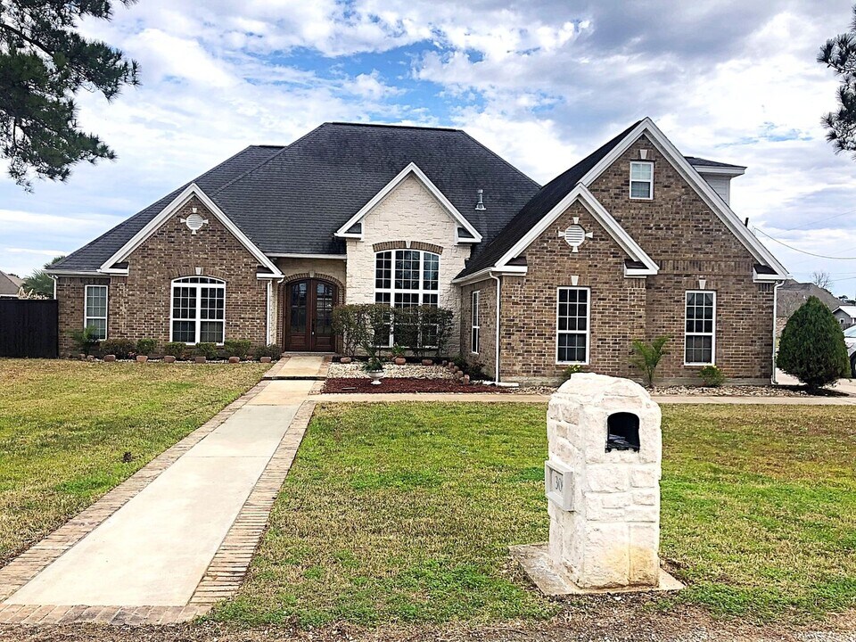 305 Tyler Dr in Orange, TX - Building Photo