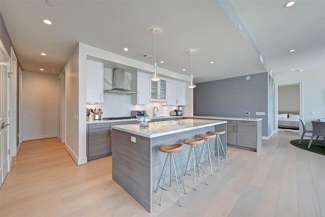 2047 Westcreek Ln, Unit 1101 in Houston, TX - Foto de edificio - Building Photo