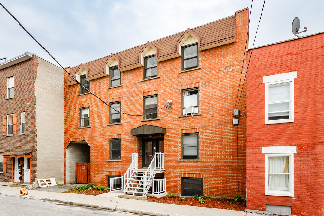 4304 Sainte-Philomène Rue in Montréal, QC - Building Photo