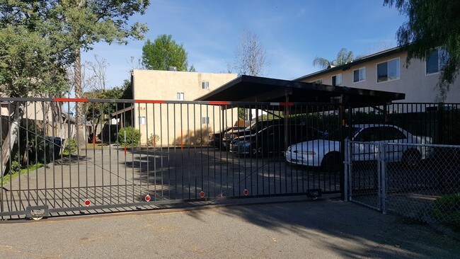 354 E Washington Ave in Escondido, CA - Foto de edificio - Building Photo