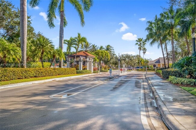 1231 Sorrento Dr in Weston, FL - Building Photo - Building Photo