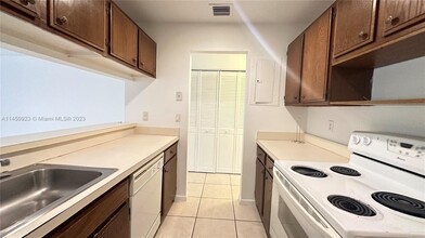 16171 Blatt Blvd, Unit #402 in Weston, FL - Foto de edificio - Building Photo