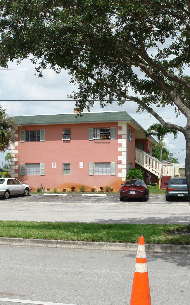 2141 NW 64th Ave in Sunrise, FL - Foto de edificio - Building Photo