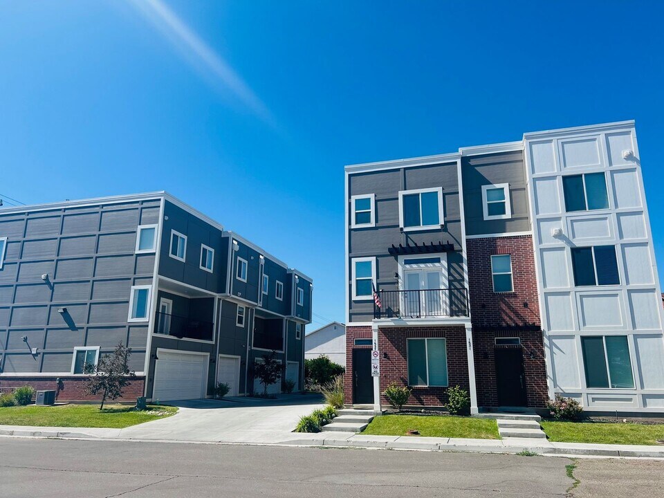 1615 S 2000 W in Syracuse, UT - Building Photo