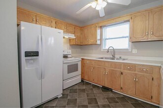 1808 Harbor Dr in Oak Grove, KY - Building Photo - Building Photo