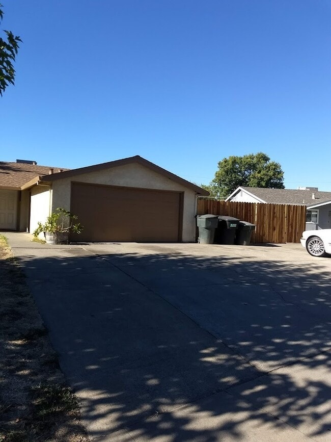 5549 Wilsey Way in Carmichael, CA - Building Photo - Building Photo