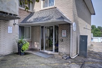 Hillcrest Apartments in Fergus, ON - Building Photo - Building Photo