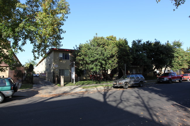 Little Cohasset in Winnetka, CA - Foto de edificio - Building Photo