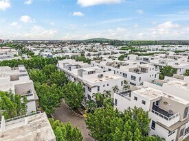 6611 NW 105th Pl in Doral, FL - Building Photo