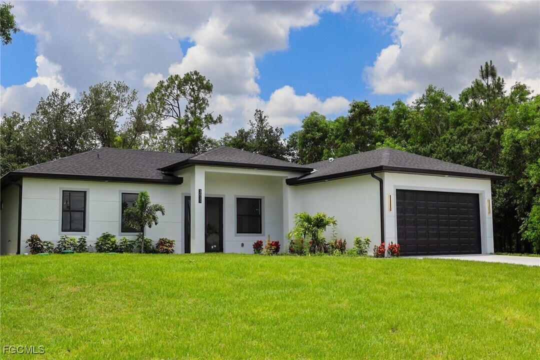 3221 Vera Ct in Lehigh Acres, FL - Building Photo