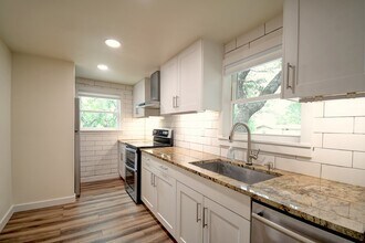 1302 McAllen Dr in Kerrville, TX - Building Photo - Building Photo