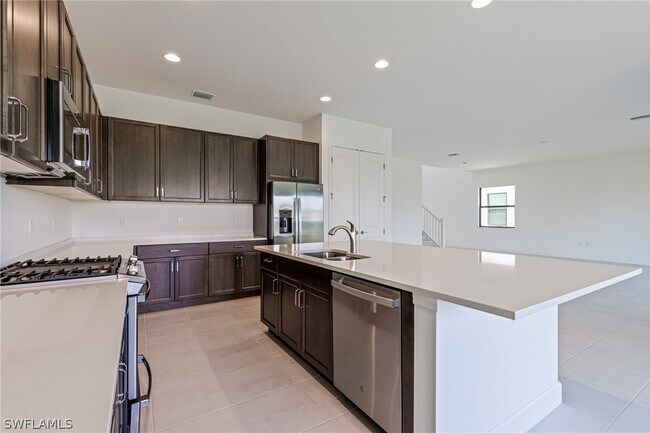 20384 Estero Xing Blvd in Estero, FL - Foto de edificio - Building Photo