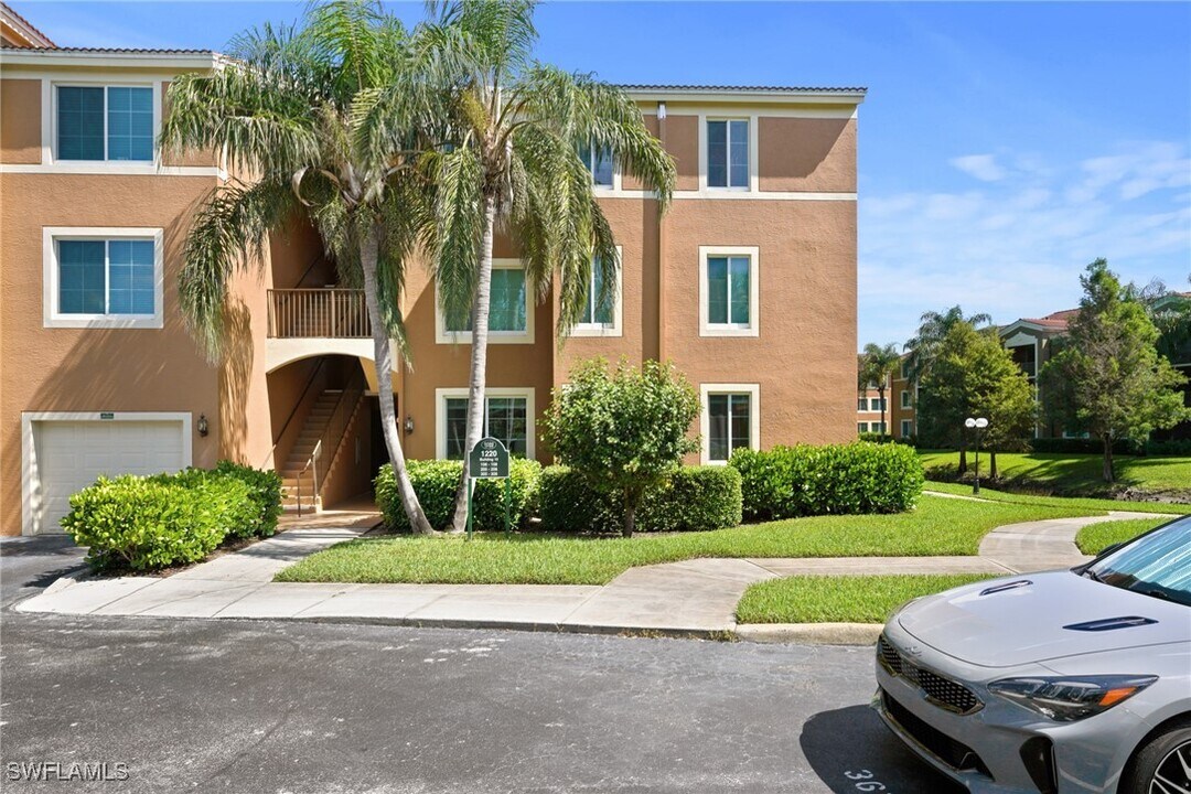 1220 Reserve Way in Naples, FL - Building Photo