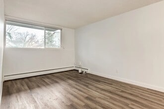 Sunnyside Gardens in Calgary, AB - Building Photo - Building Photo