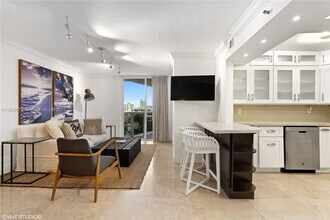 2401 Collins Ave, Unit 909 in Miami Beach, FL - Foto de edificio - Building Photo