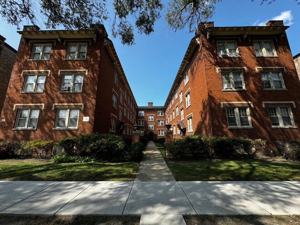 4824 W Hutchinson St in Chicago, IL - Building Photo