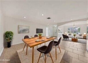 3803 Pin Oaks St in Sarasota, FL - Foto de edificio - Building Photo