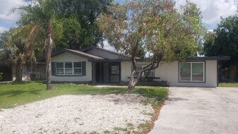 5831 13th St Ct E in Bradenton, FL - Building Photo