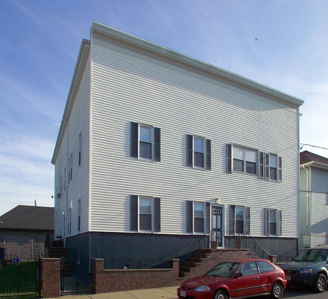 370 3rd St in Fall River, MA - Foto de edificio - Building Photo