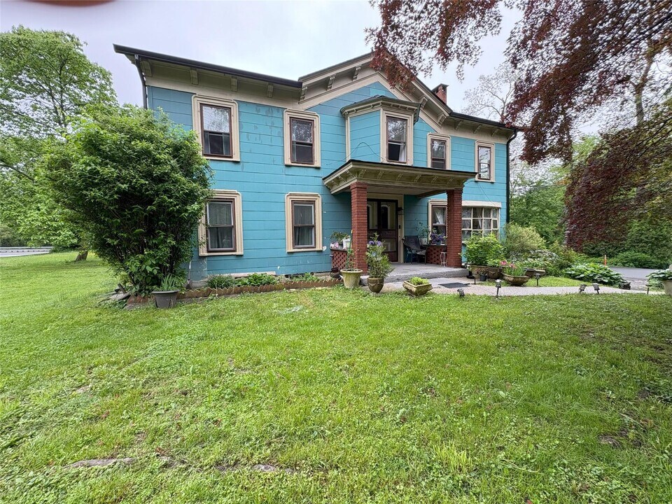 1492 E Main St in Shrub Oak, NY - Building Photo