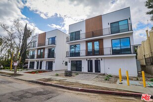 11812 1/2 Gilmore St in Los Angeles, CA - Building Photo