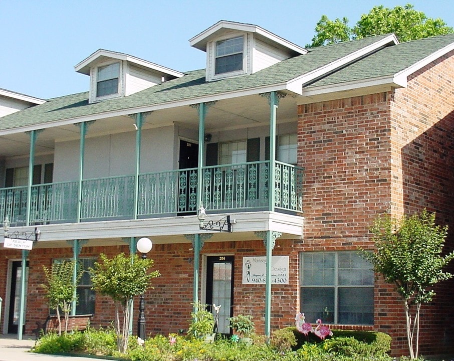 Versailles in Denton, TX - Foto de edificio