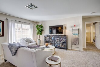 Destinations Alexander 55+ Active Adult Apartment Homes in North Las Vegas, NV - Foto de edificio - Building Photo