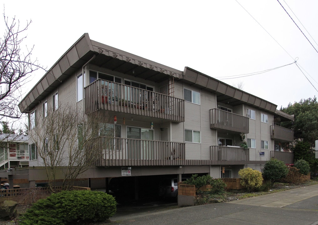 Golden Inca Apartments in Seattle, WA - Building Photo