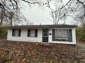 802 Knollcrest Dr in Danville, IL - Building Photo