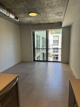 160 NW 27th St, Unit A2 in Miami, FL - Building Photo - Building Photo